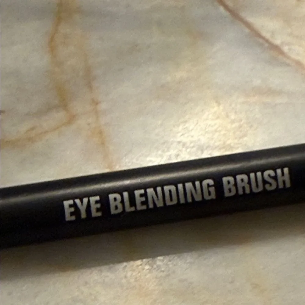 Eye Blending Brush - Black Handle with Blue Bristles